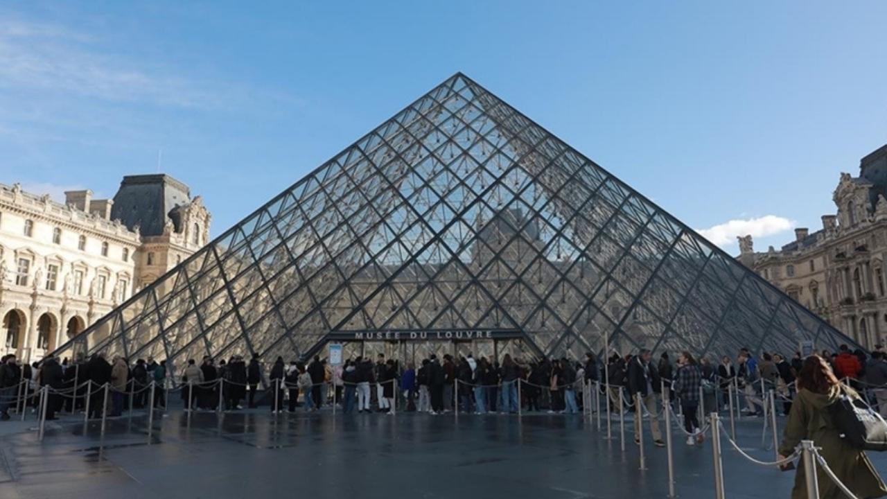 Louvre Müzesi'ndeki bazı mücevherler merkez bankasına taşındı
