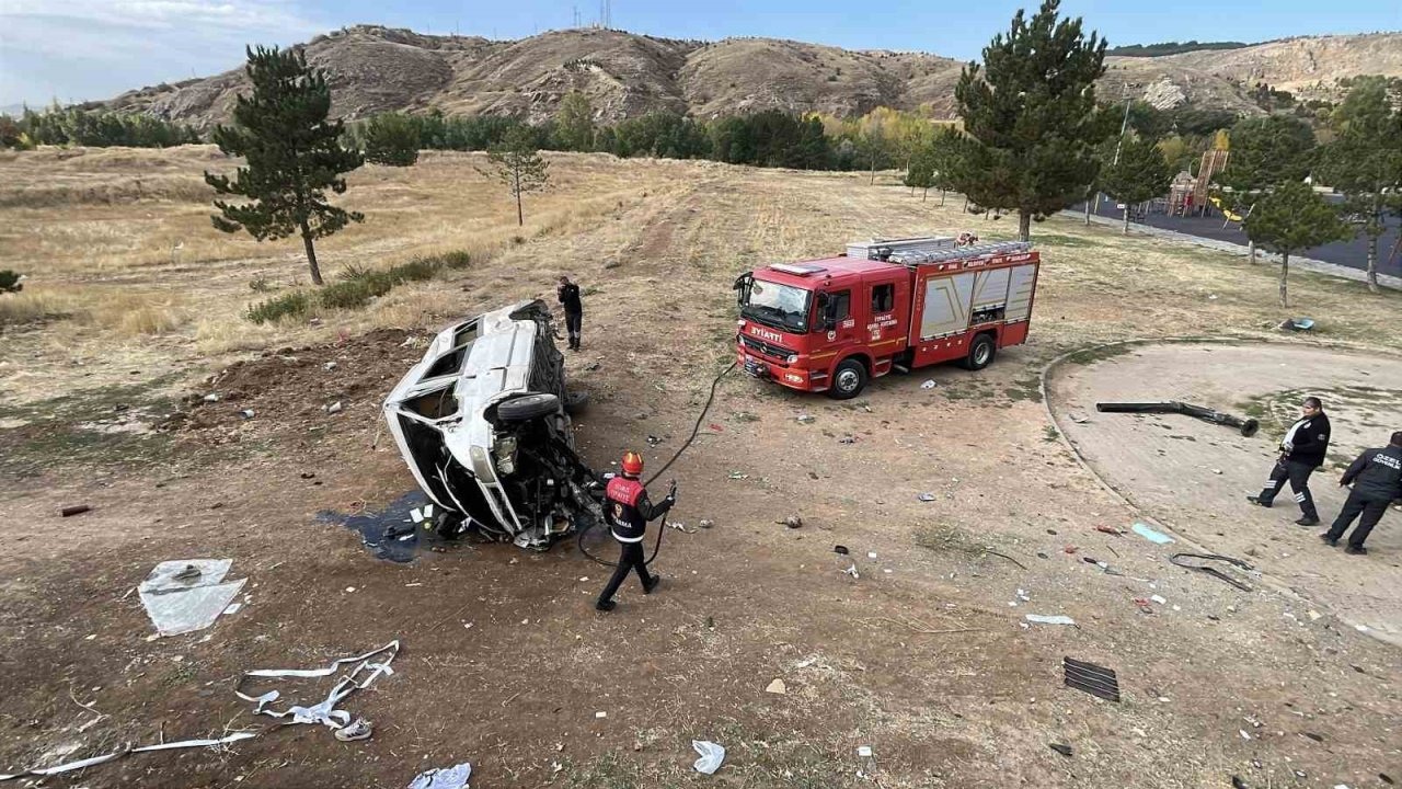 Minibüs istinat duvarından aşağı devrildi: 4 yaralı