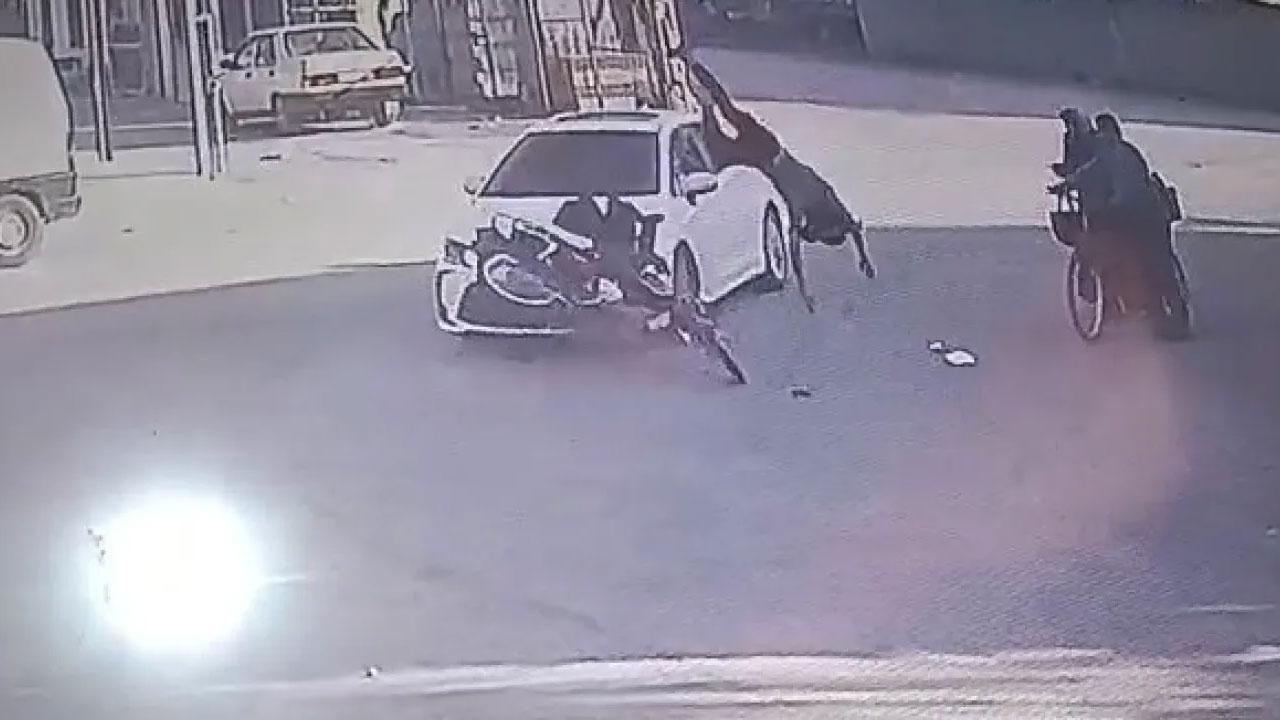 Motosiklet ile midibüs çarpıştı! 1 ölü