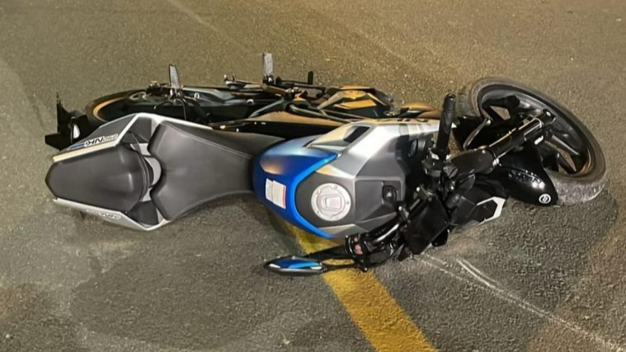 Motosiklet kaldırıma çarptı! 1 ölü, 1 yaralı