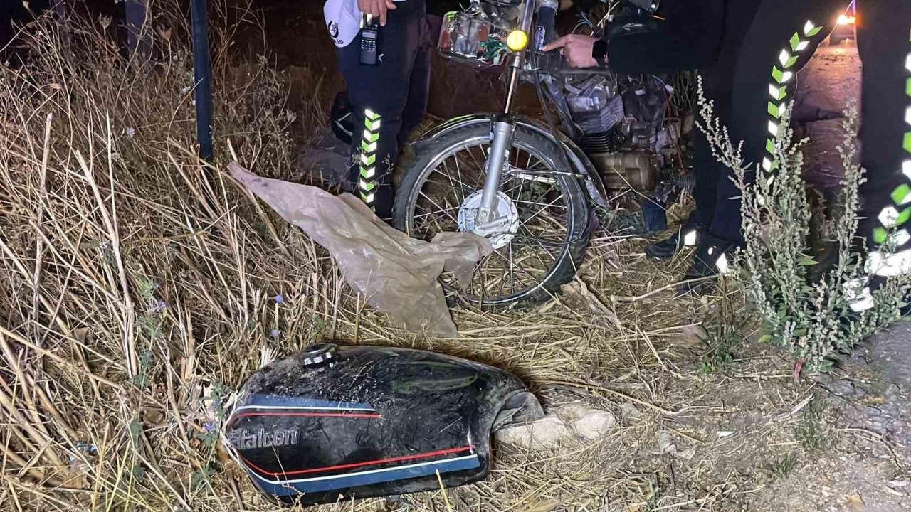 Motosiklet şarampole devrildi: 2 yaralı