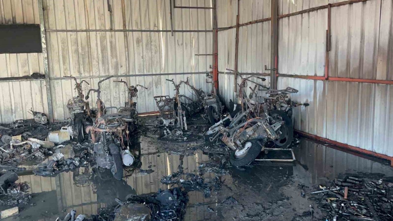 Motosiklet servisinde çıkan yangında 10’un üzerinde motosiklet küle döndü