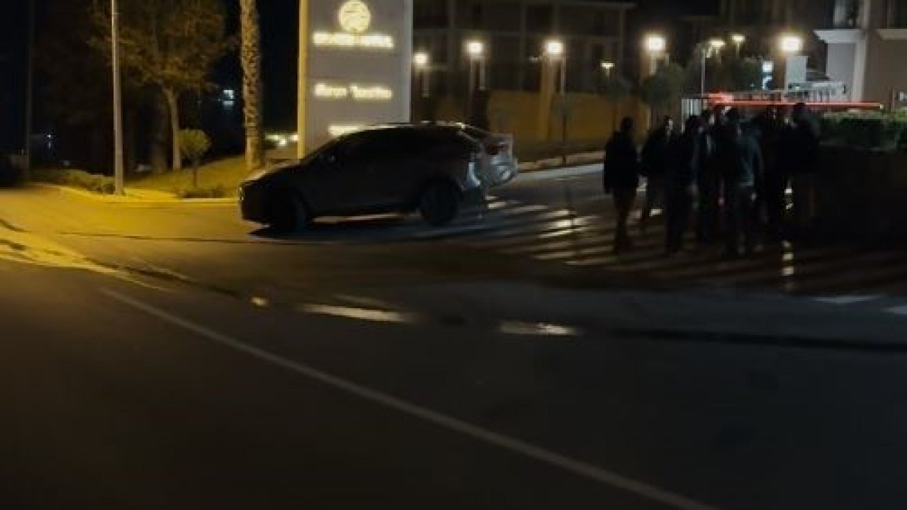 Motosikletli saldırganlar 4 kişinin bulunduğu otomobili kurşunladı