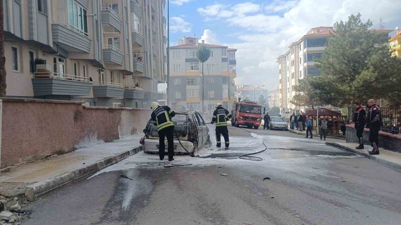 Öfkeli kadın, eşinin otomobilini ateşe verdi