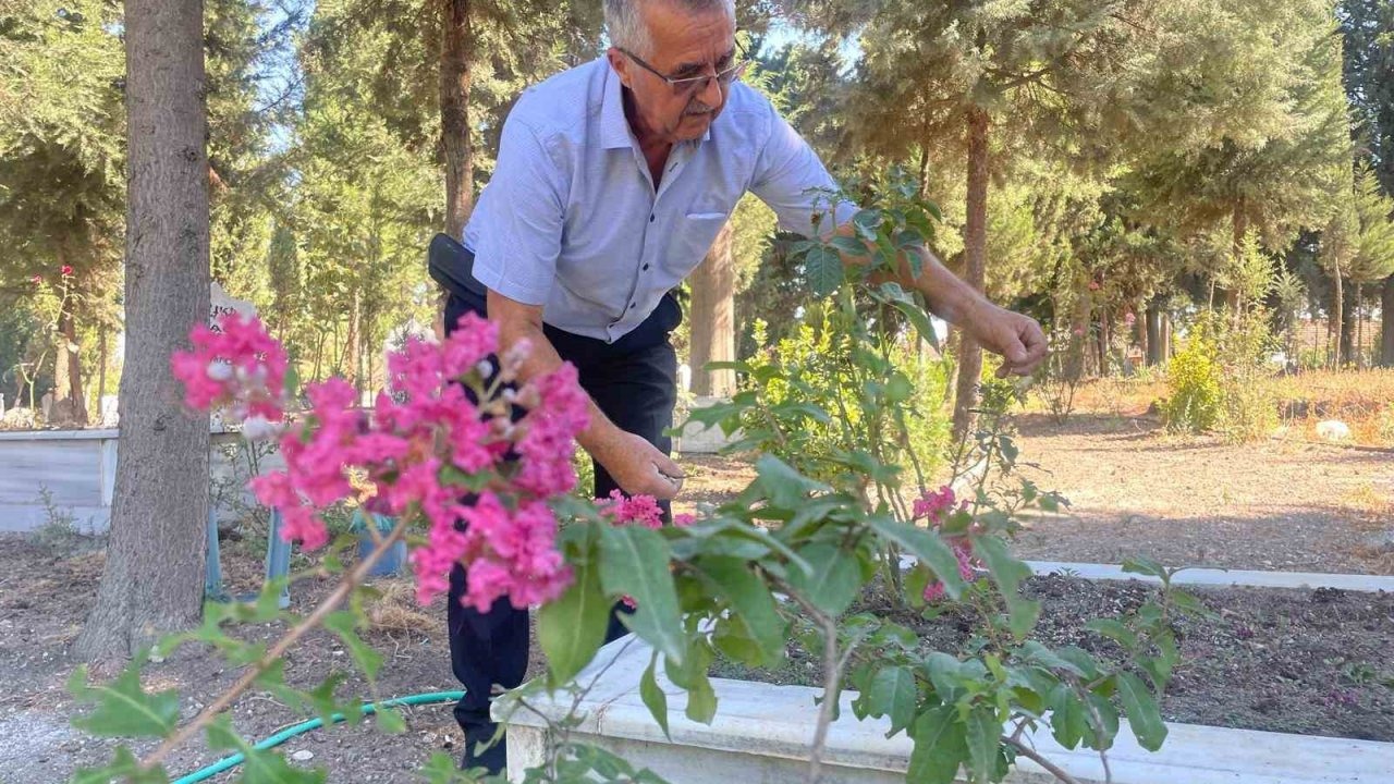 Oğlunu kaybettikten sonra ömrünü adadığı mezarlığı adeta parka dönüştürdü