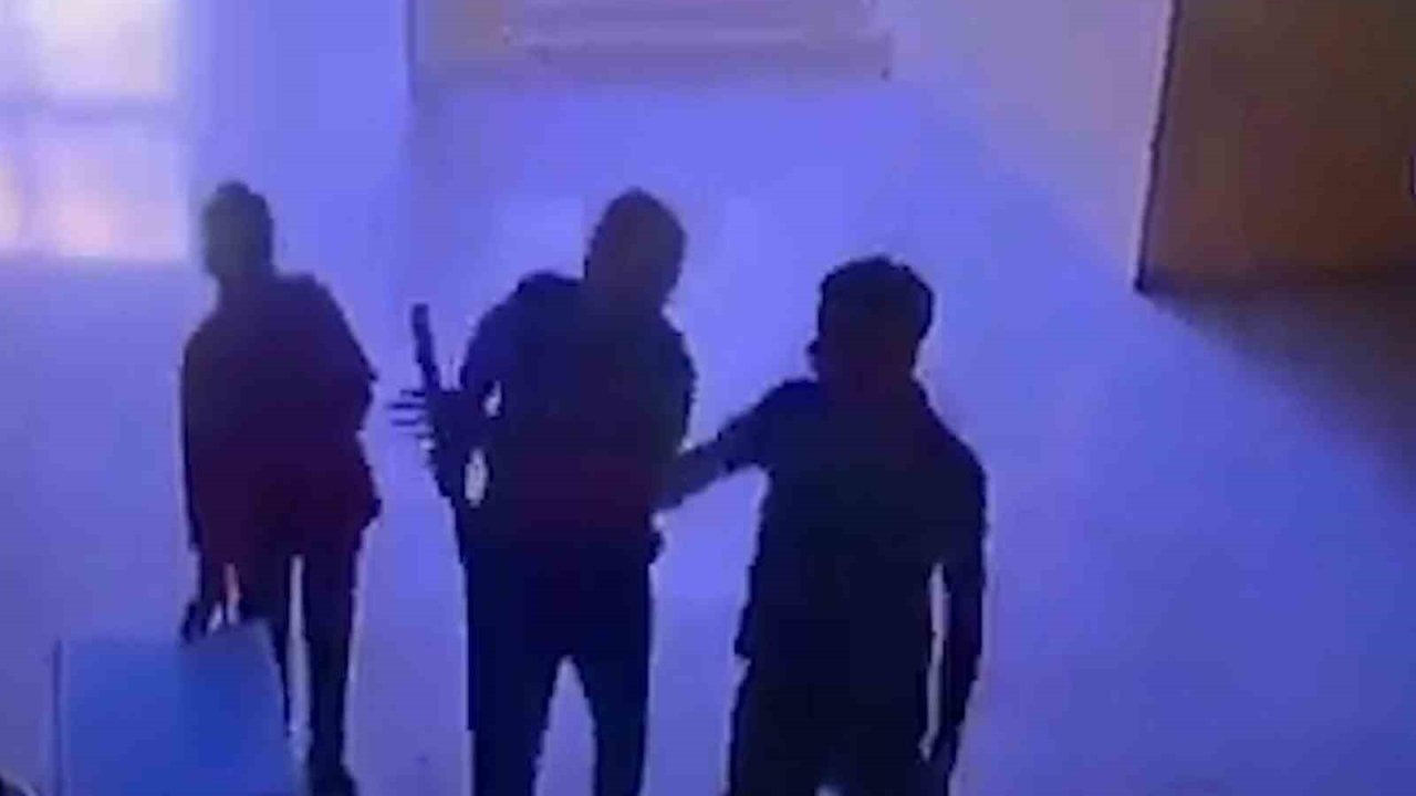 Öğretmen, veli tarafından sopayla darbedildi