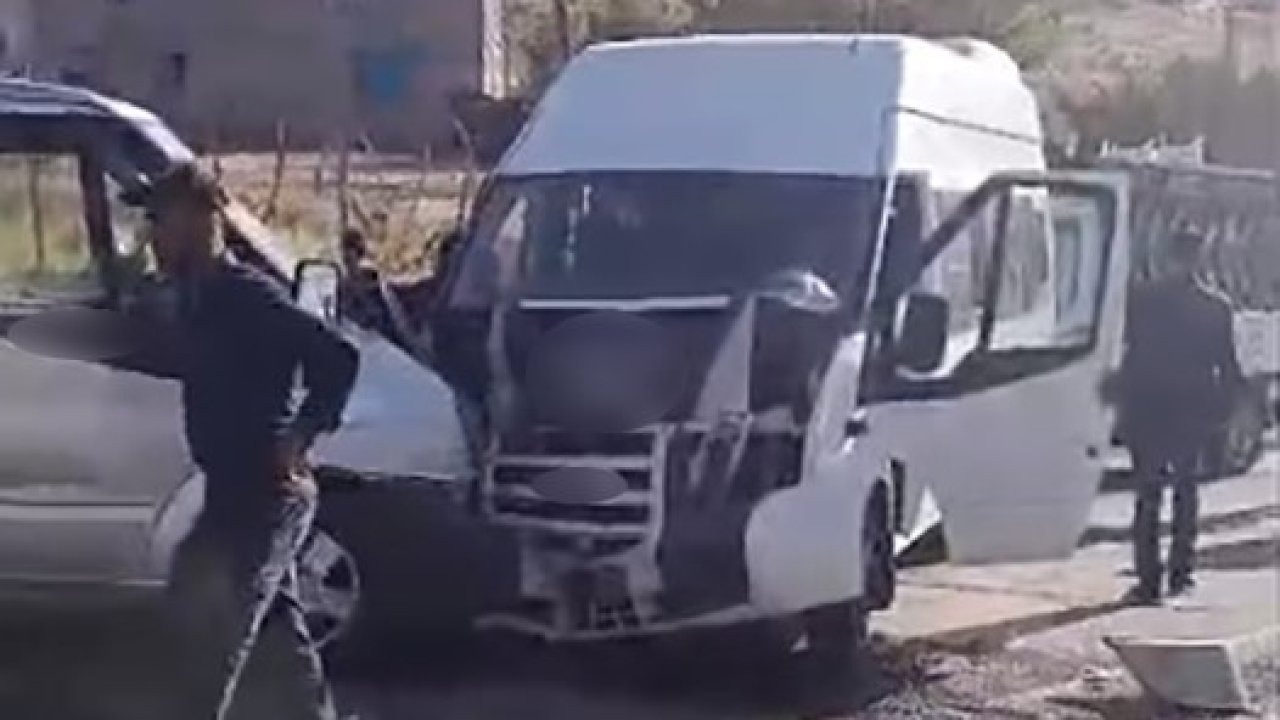 Öğretmenleri taşıyan minibüs ile yolcu aracı çarpıştı: 11 yaralı