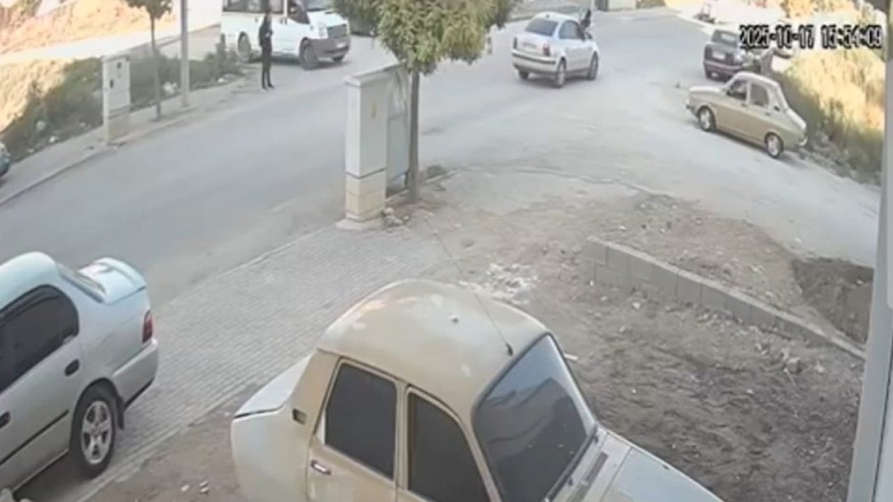 Okul servisinden indikten sonra otomobilin çarptığı lise öğrencisi ağır yaralandı