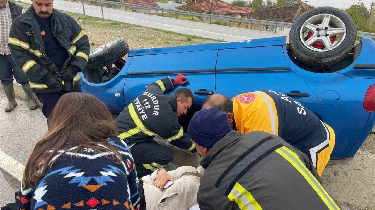 Otomobil devrildi, sıkışan sürücüyü itfaiye kurtardı