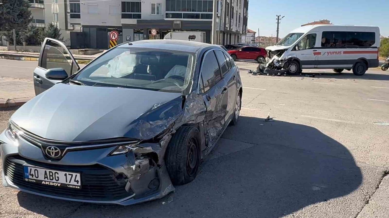 Otomobil ile servis minibüsü çarpıştı