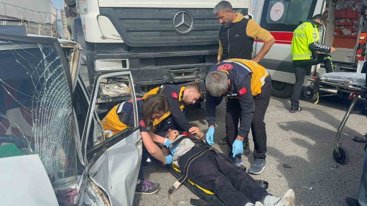 Otomobil ile tır çarpıştı: 1 ağır yaralı
