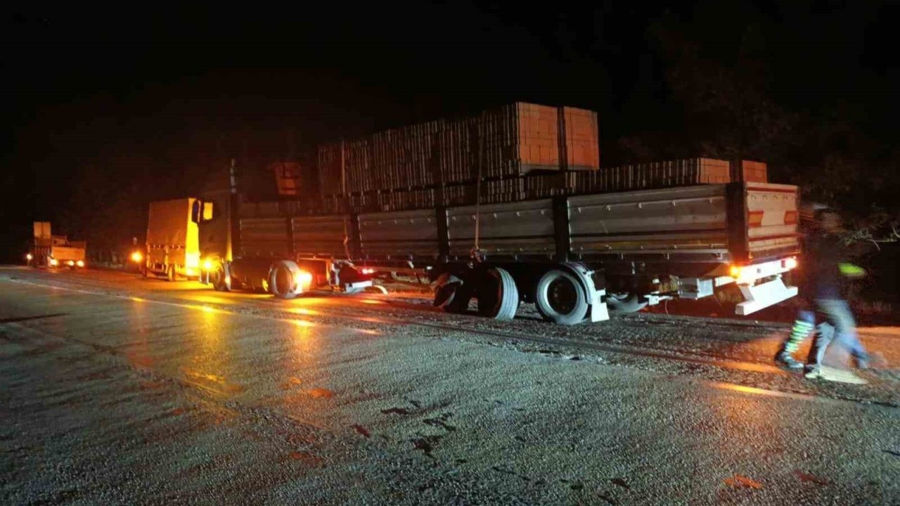 Otomobil ile tır çarpıştı: 1 ölü, 2 yaralı