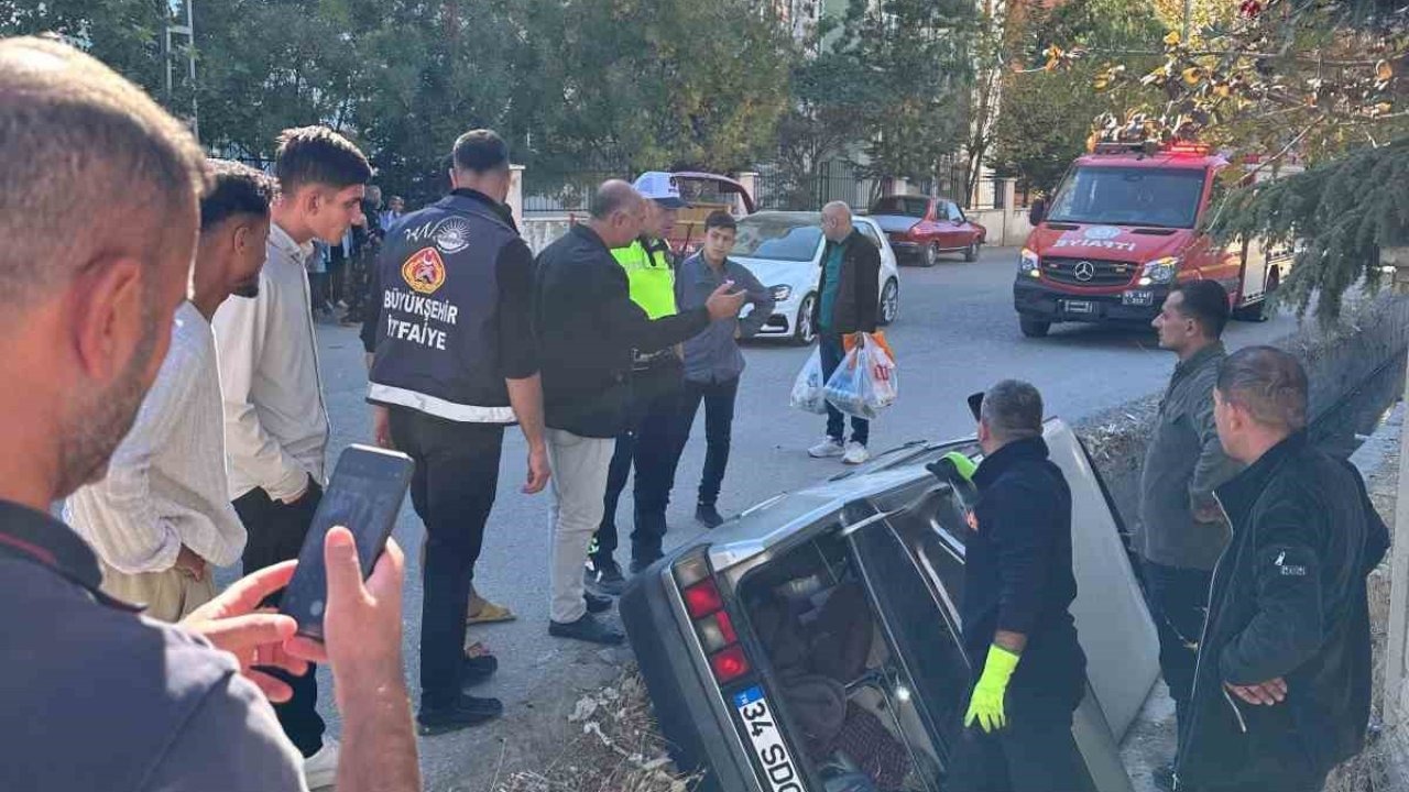 Otomobil su kanalına düştü: 1 yaralı