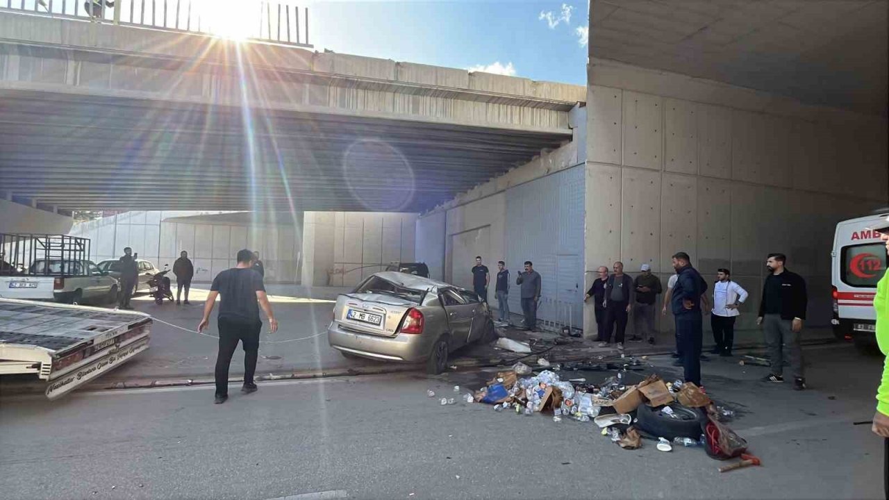 Otomobil üst geçitten yola düştü