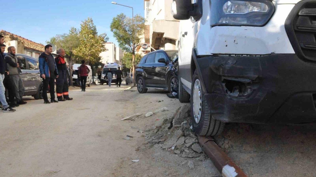 Otomobilin çarptığı kamyonet aydınlatma direğini devirdi