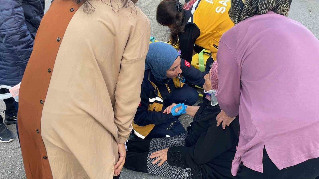 Otomobilin çarptığı yaşlı kadın yaralandı