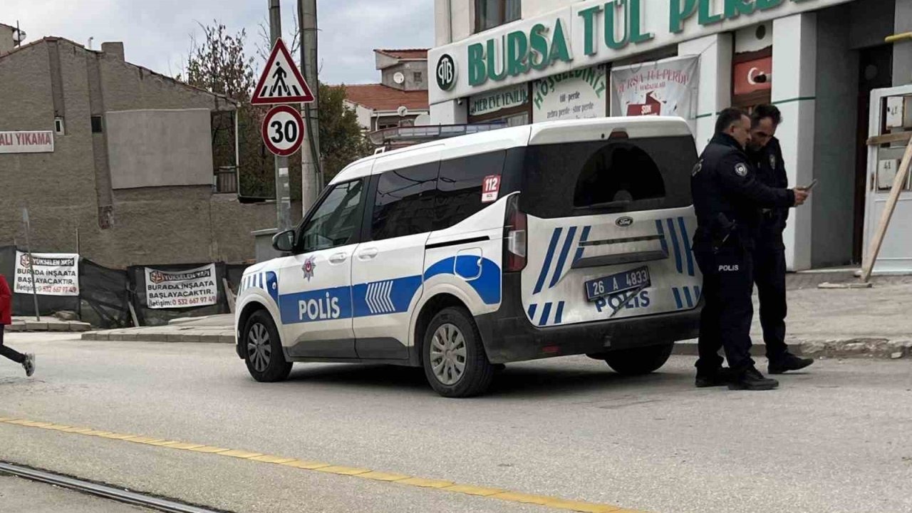 Polis aracına çarpıp kaçtı