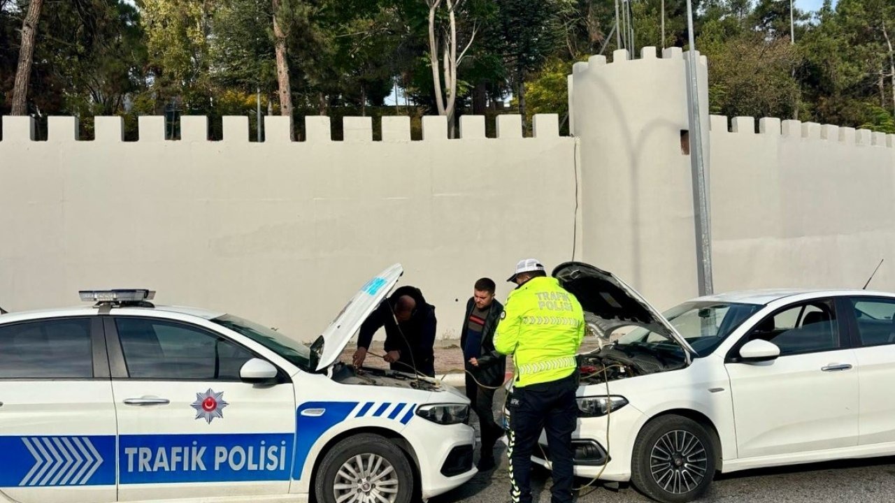 Polis ekipleri yolda kalan otomobile yardım eli uzattı