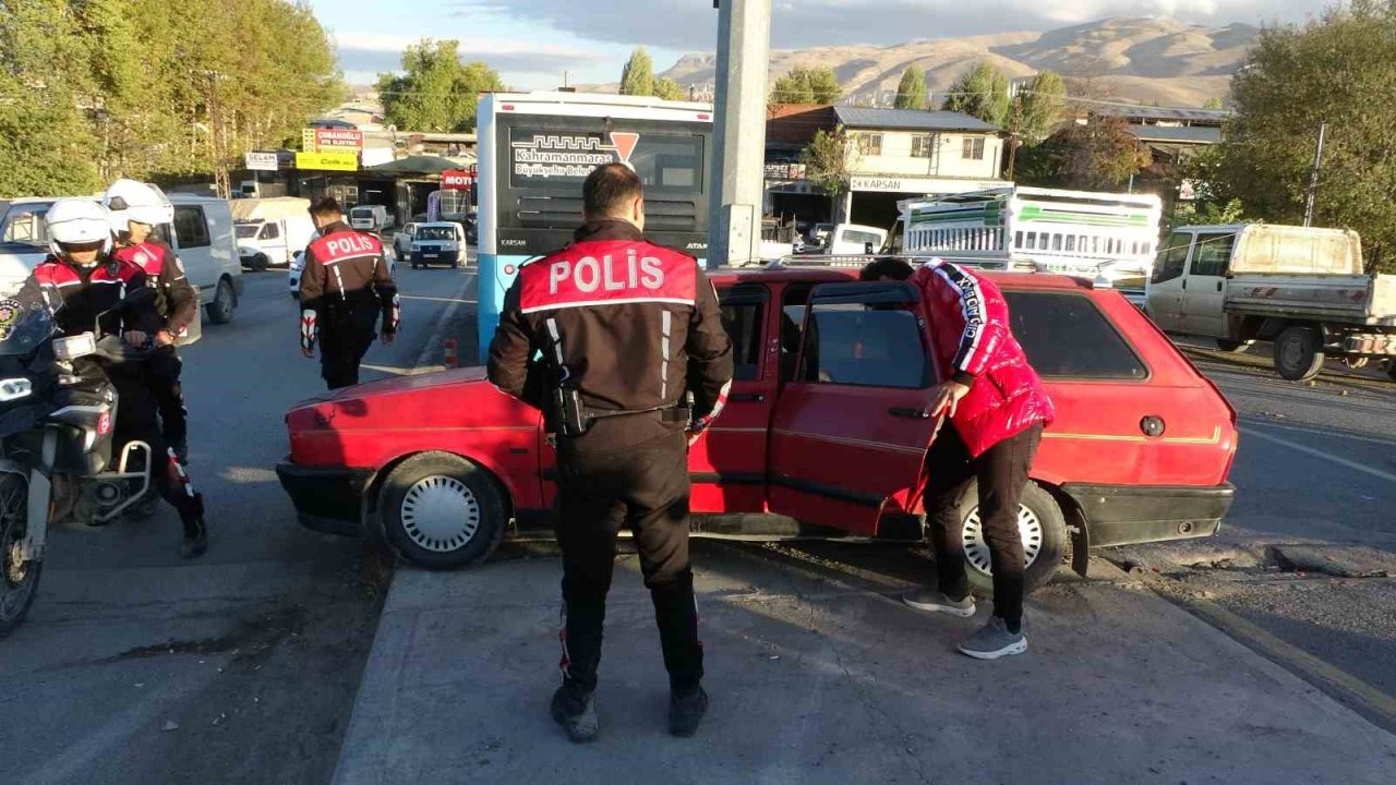 Polisin "dur" ihtarına uymadı, kaçarken kaza yaptı