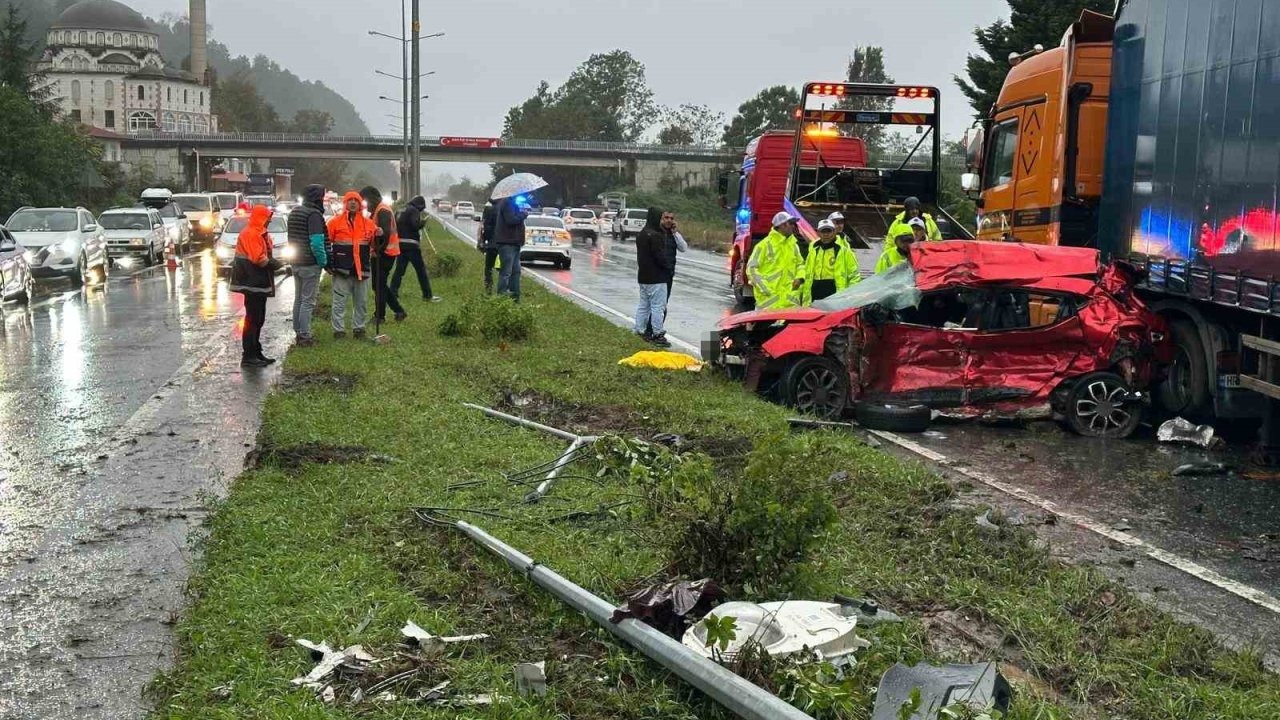 Rize’de feci kaza: Otomobil tırın dorsesine çarptı, 3 kişi hayatını kaybetti
