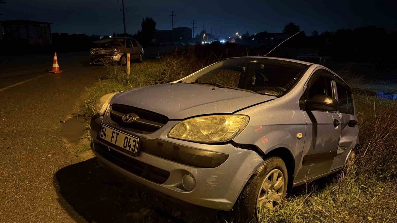 Sakarya’da iki otomobil çarpıştı: 3 yaralı