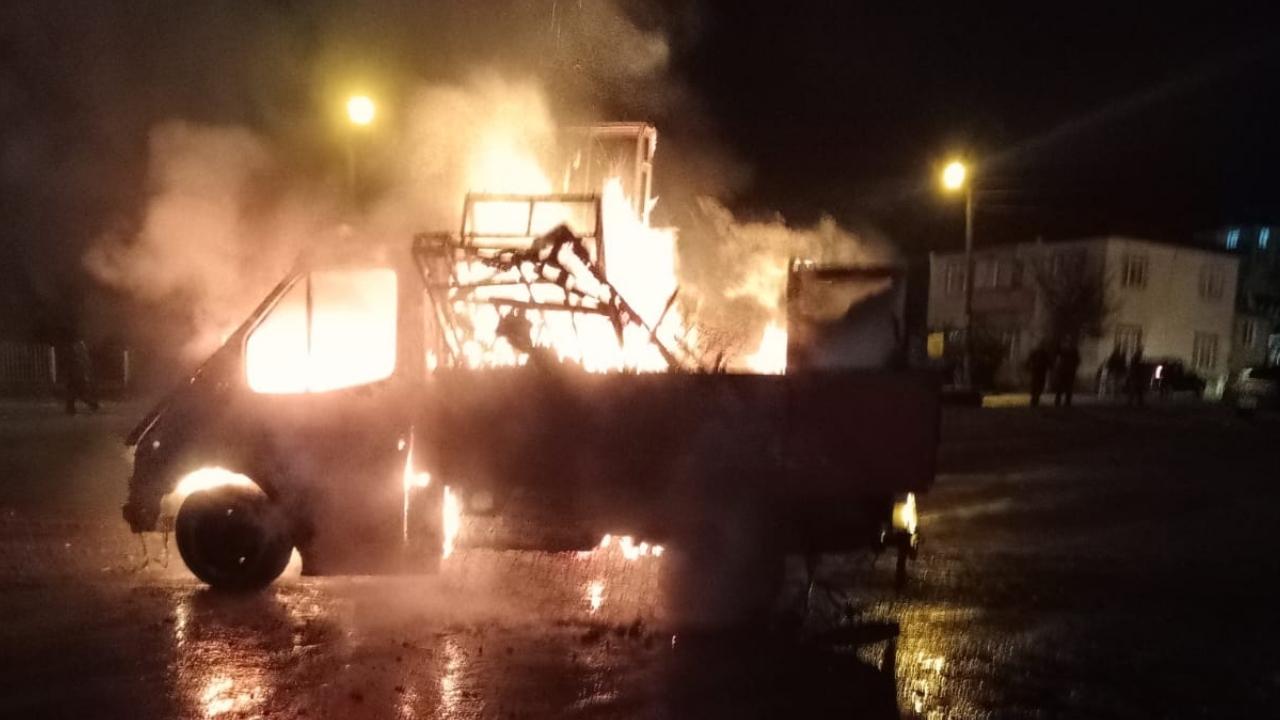 Samsun'da park halindeki otomobil yandı