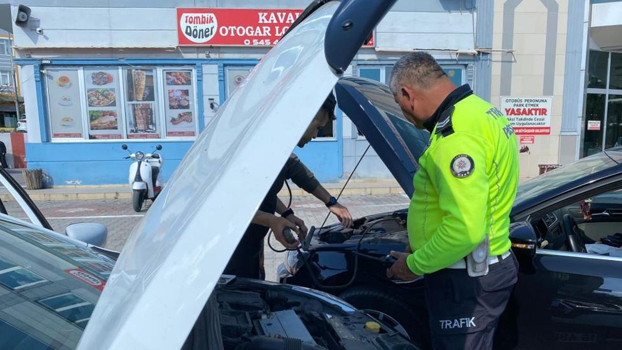 Samsun'da yolda kalan ailenin yardımına polis yetişti