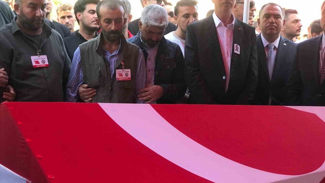 Şehit polis memleketi Şanlıurfa’da gözyaşları arasında defnedildi