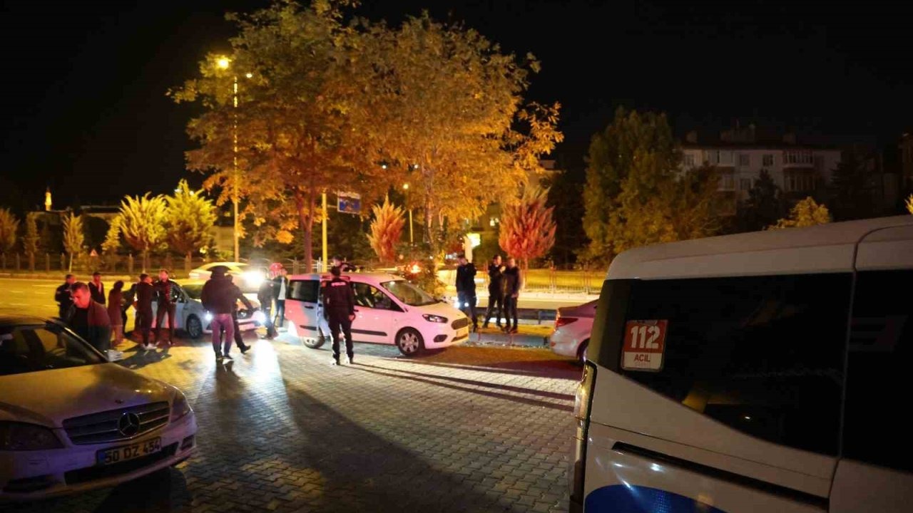 Seyir halindeki kamyonetin kasasından düştü