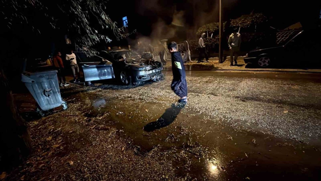 Seyir halindeki otomobil alev aldı! Korku dolu anlar