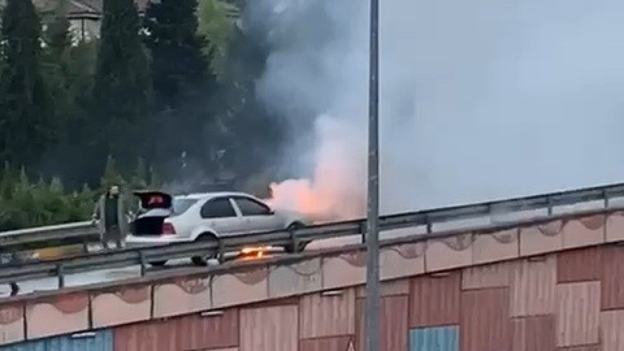 Seyir halindeki otomobilin motor kısmı alev aldı