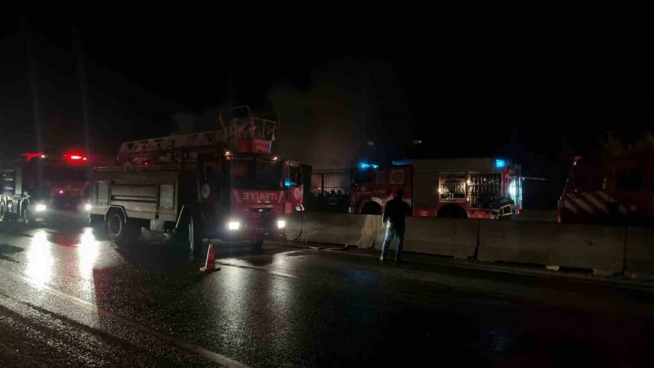 Seyir halindeki tır alevlere teslim oldu