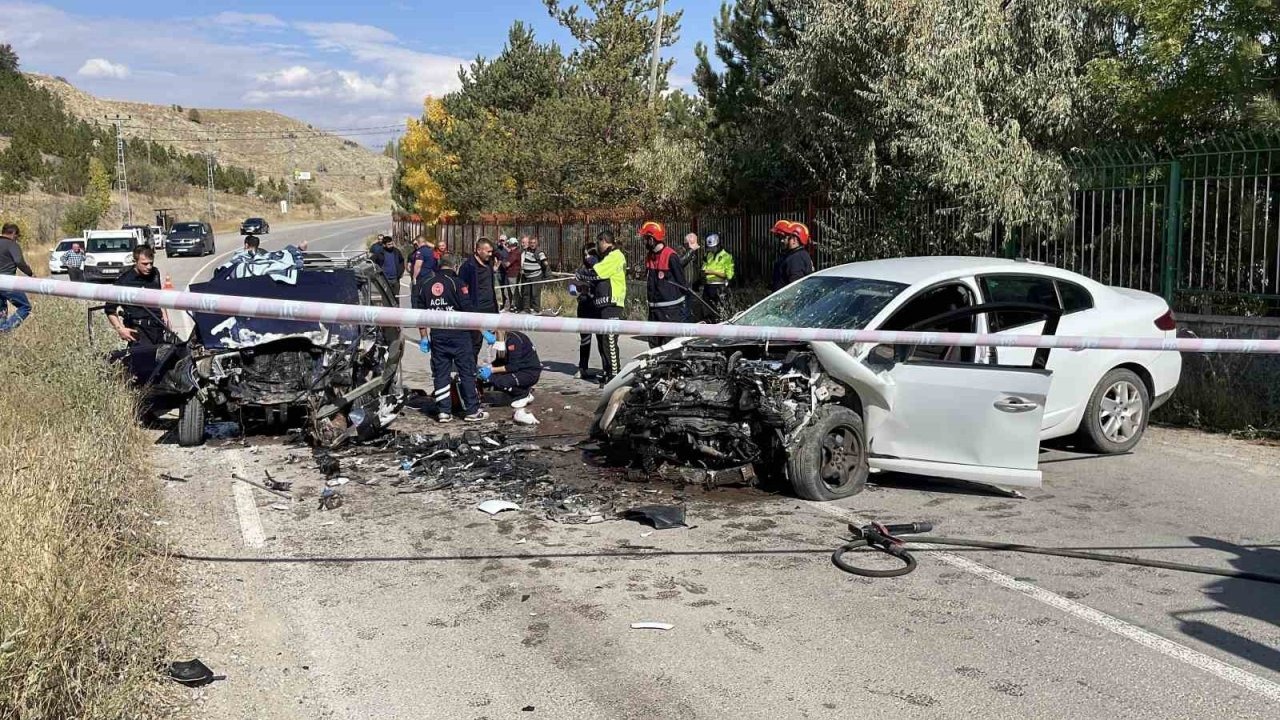 Sivas’ta iki otomobil çarpıştı: 1 ölü, 1 yaralı