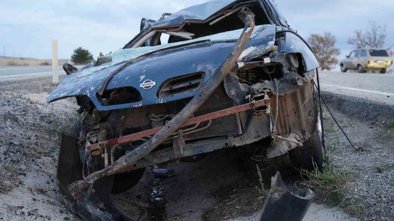 Takla atan otomobil hurdaya döndü: Aynı aileden 3 yaralı