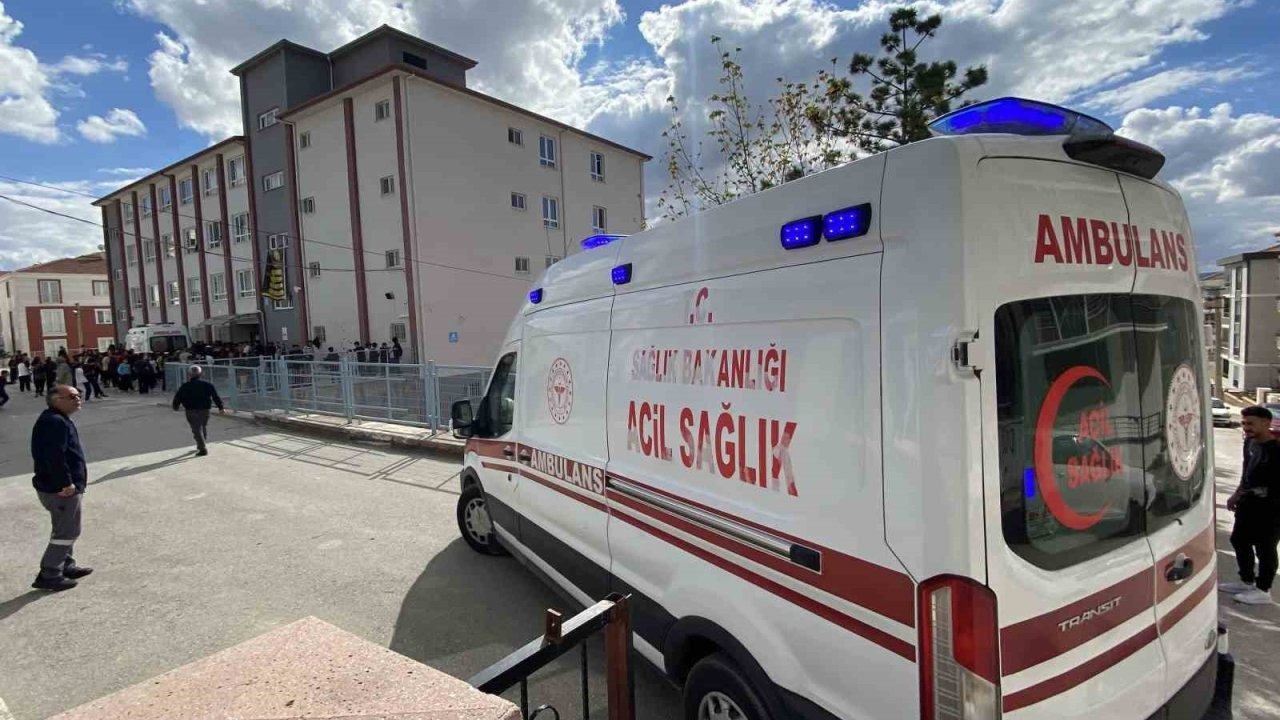 Tavuk döner yiyen 30 öğrenci hastanelik oldu