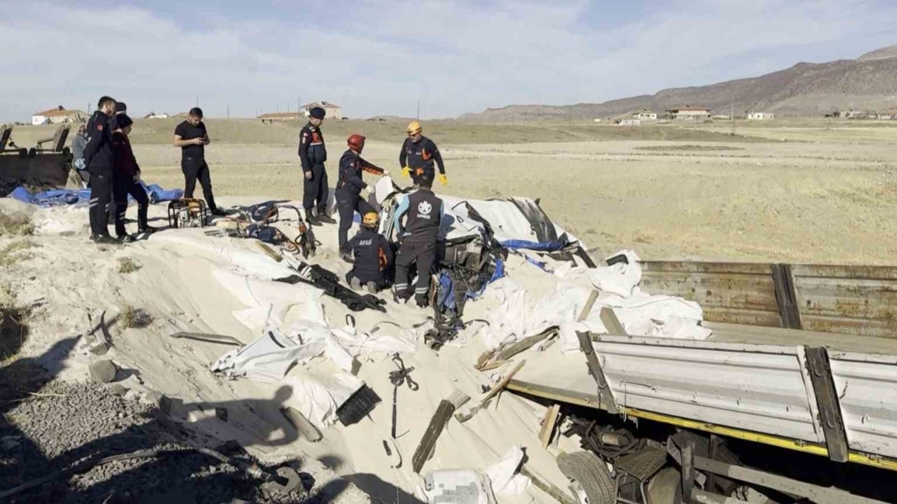 Tır şarampole düştü, sürücü kum altında kalan kabin içerisinde can verdi
