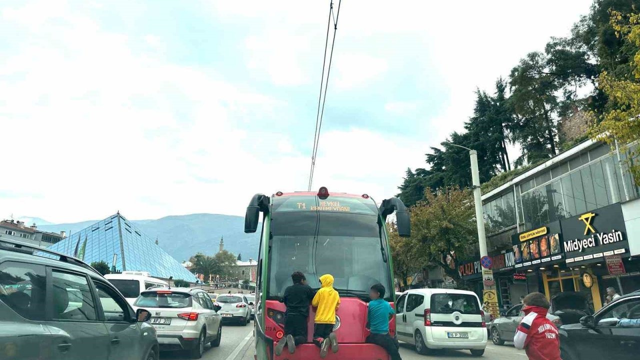 Tramvayın arkasına tutunup ölümle burun buruna geldiler