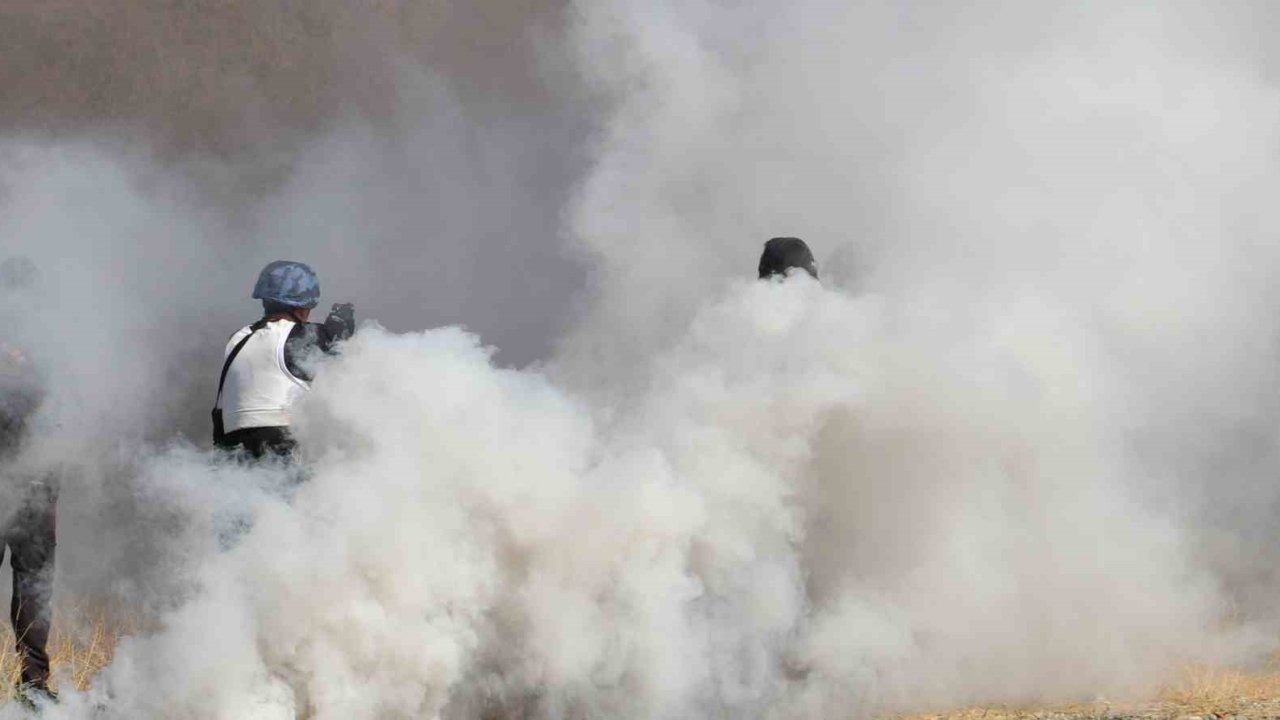 Türk polisi zoru başarıyor: Sis, karanlık fark etmiyor hedef 12’den