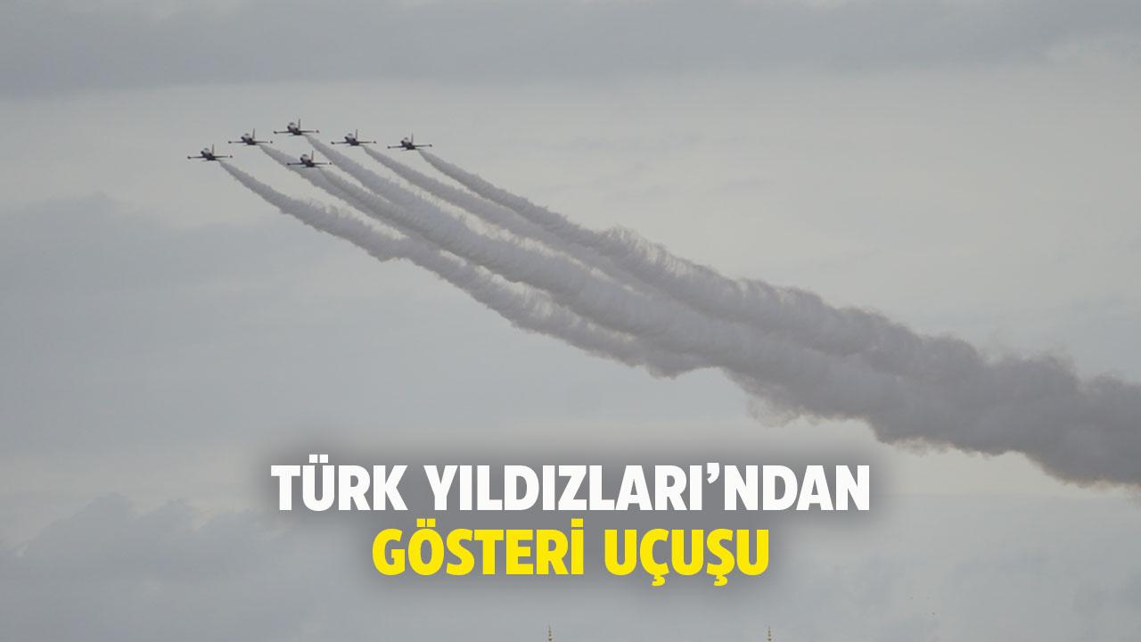 Türk Yıldızlarından gösteri uçuşu
