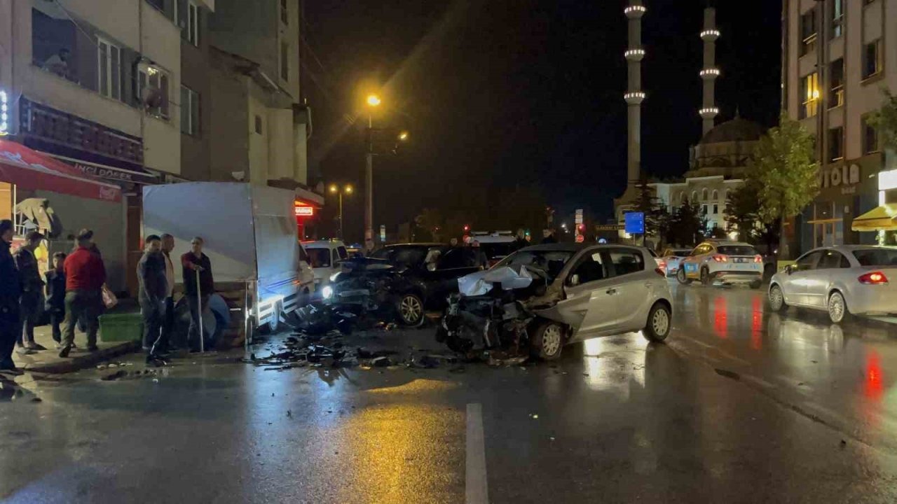 Üç araca vurup yoluna devam etti, karşı şeritte otomobille kafa kafaya çarpıştı