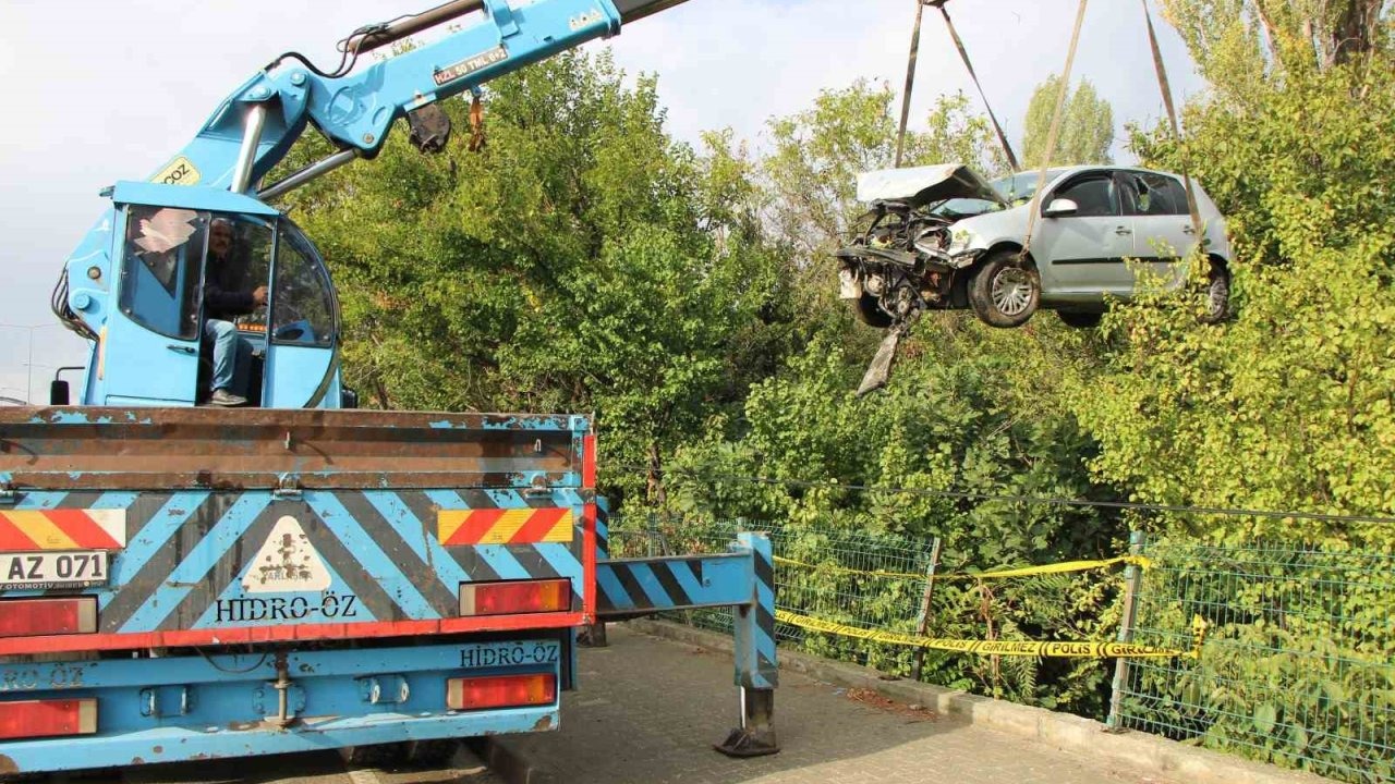 Üniversite öğrencilerinin bulunduğu otomobil bahçeye uçtu