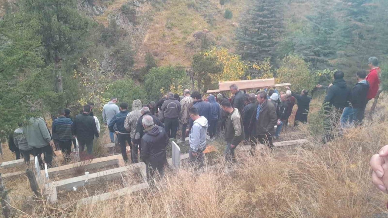 Yangında ölen yaşlı iki kardeşin cenazesi tek tabutla getirildi, aynı mezara defnedildi