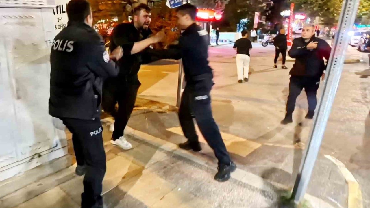 Yoldan geçen araçlara zarar verdi, polise direndi, öldürün beni diye bağırdı