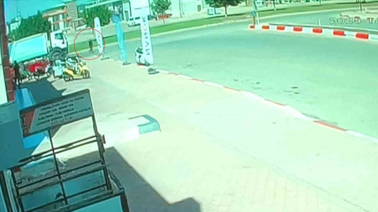 Yolun karşısına geçen yaya, çöp kamyonunu altında kaldı