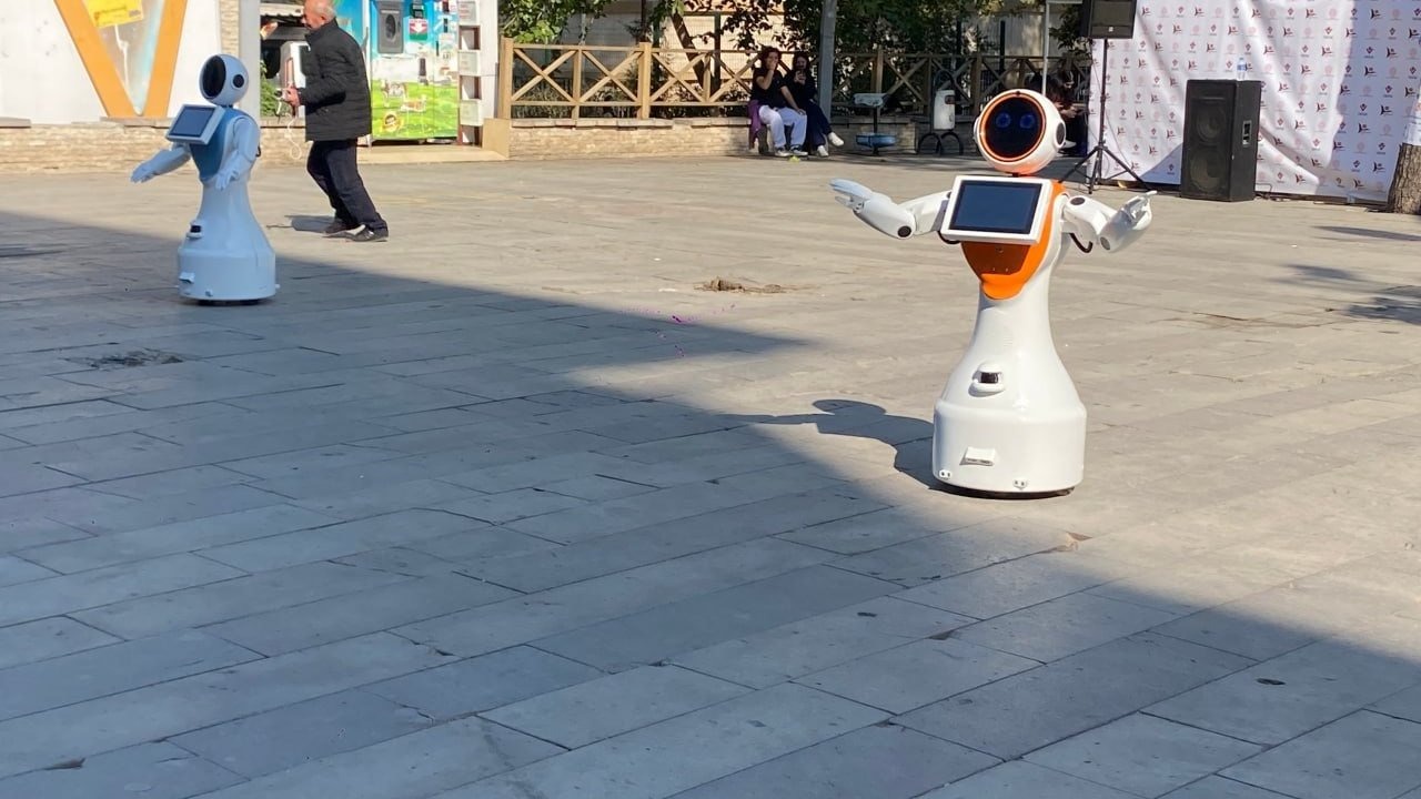 Zeybek oynayan robotlar Bilim Şenliği’nde ilgi topladı