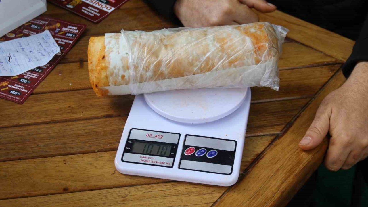 1 kiloluk tavuk dürümü 150 TL’ye satan esnaf taleplere yetişemiyor