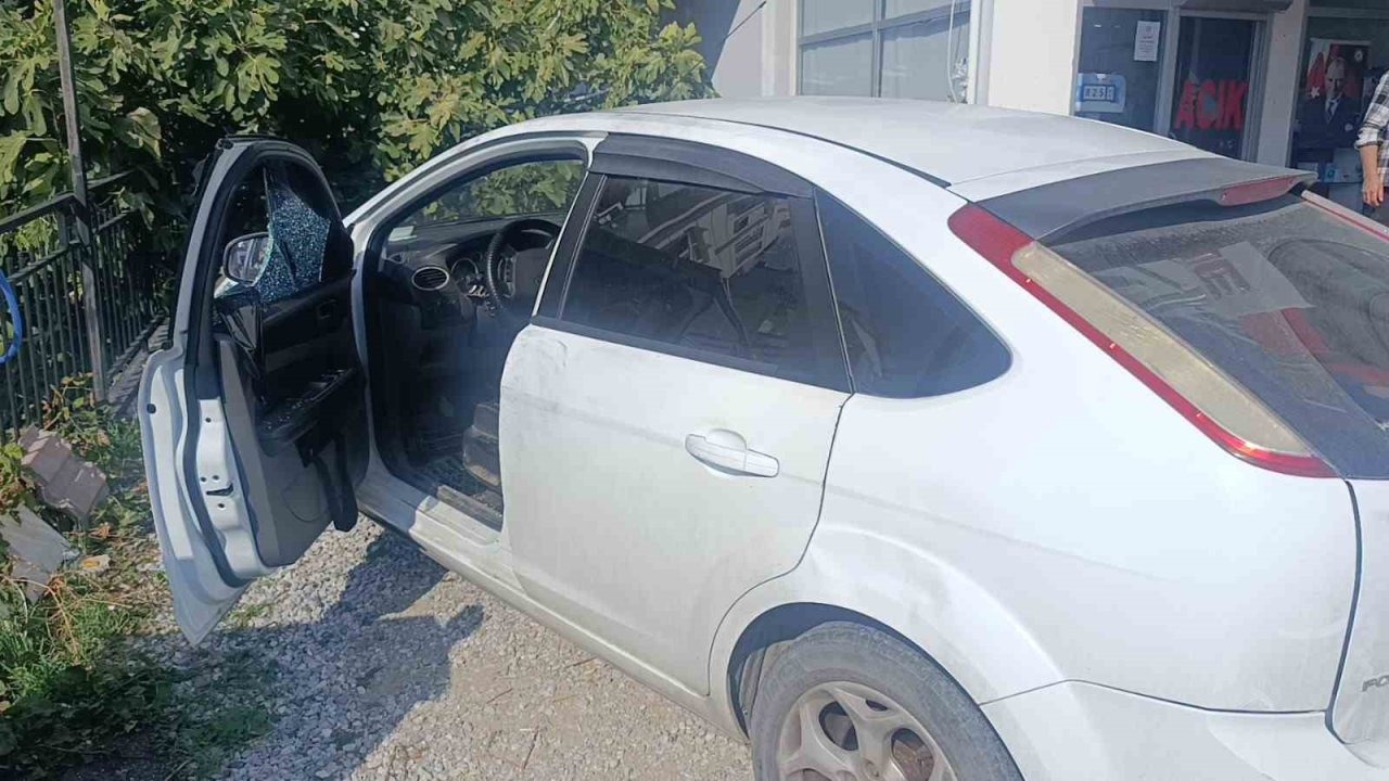 16 yaşındaki çocuk otomobilin camını kırıp 50 bin TL çaldı