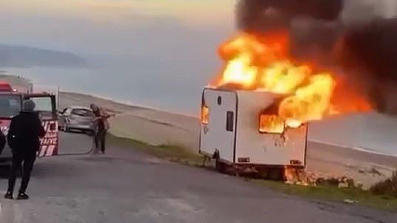 Aevler arasında kalan karavan küle döndü