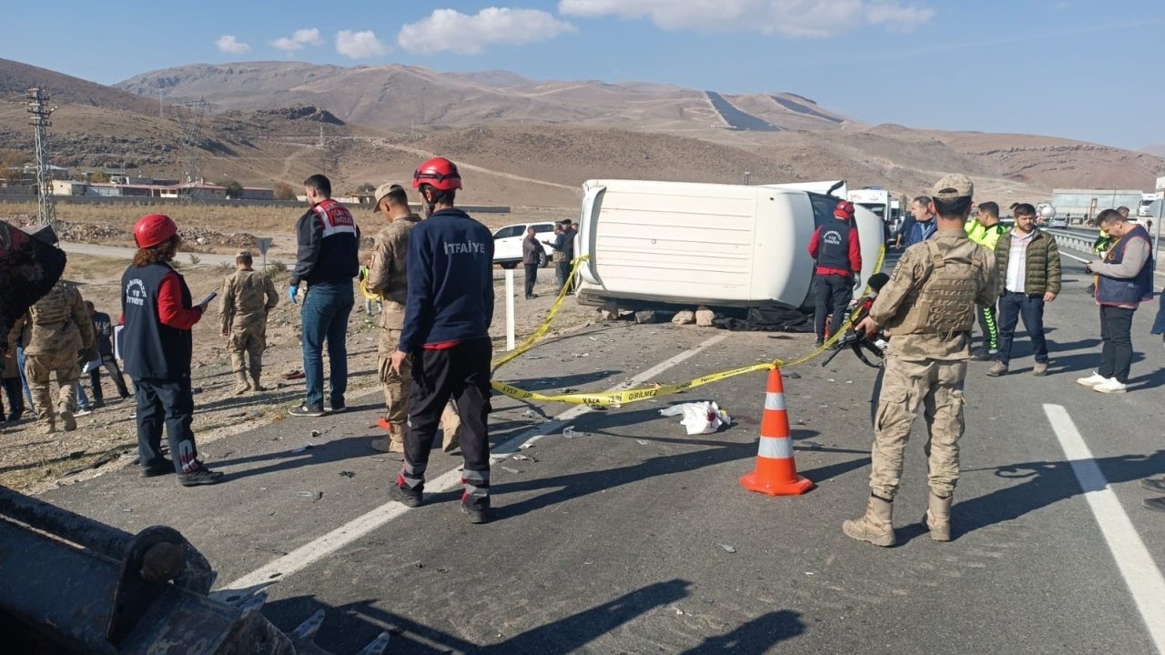 Ağrı’da otomobil minibüsle çarpıştı: 1 ölü, 2 ağır yaralı
