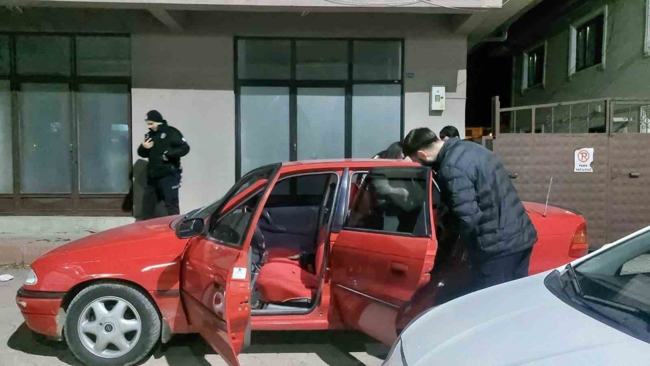 Alkollü sürücü polis uygulamasını görünce otomobili kaldırıma çekti ama polisten kaçamadı